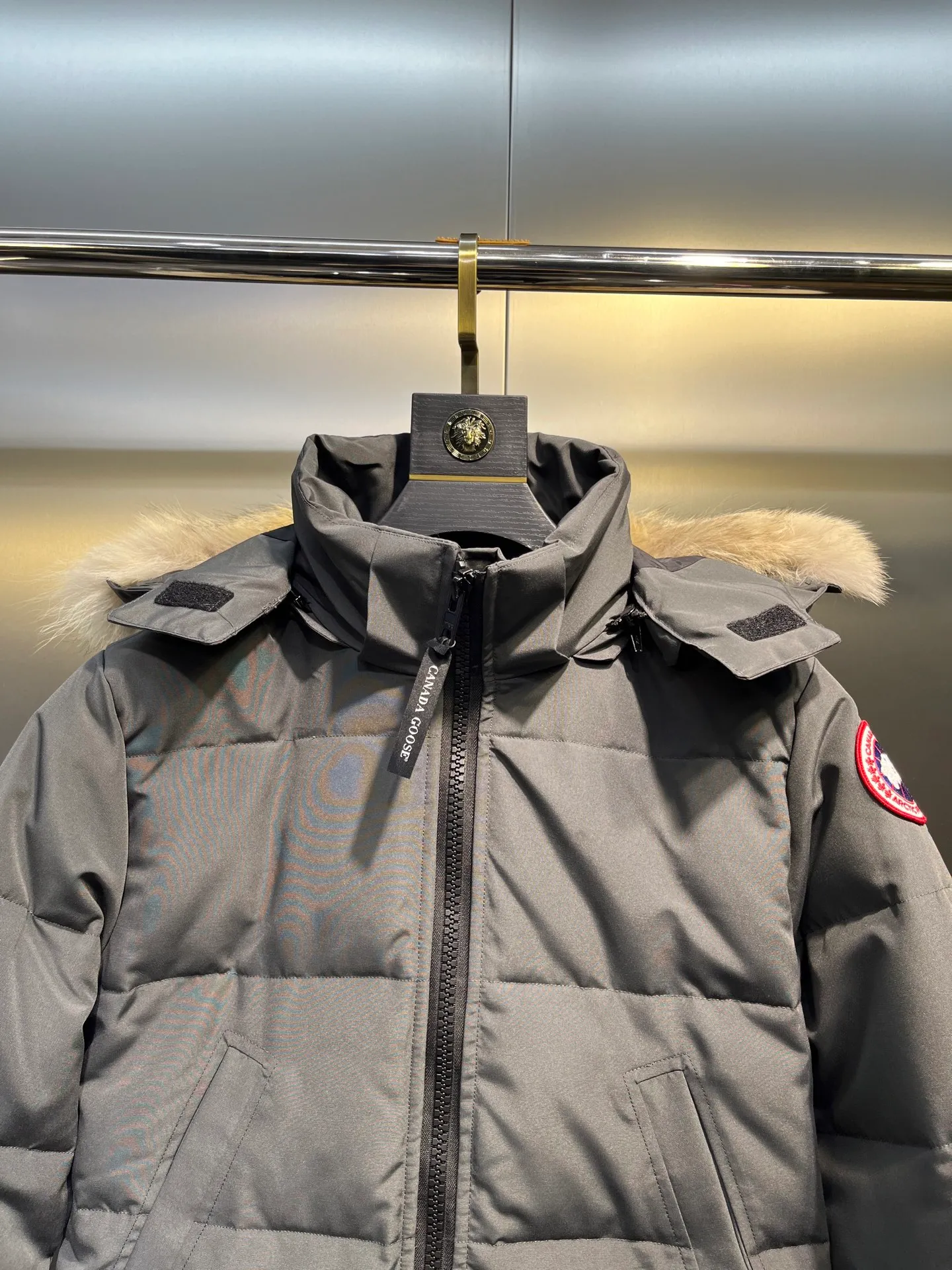 P860 graphite gray) CANADA GOOSE parka 22 styles ➖ Genuine synchronous anti-counterfeiting chip sensor! ➖ Imported 21-count polyester-cotton blended original fabric [last year’s 16-count/18-count hard fabrics have been completely eliminated, this year all use 21-count genuine synchronous fabrics, the soft mid-strap feels delicate and textured], genuine synchronous Feather-Light 10D waterproof coating fabric, made of 84.5 polyester fiber and 15.5 cotton, 100% the best feel in the entire network! ➖ The genuine official website is synchronized with the national standard 80 white duck down, you can check the official website customer service, there will never be a series of misleading claims such as 90 down or goose down! ➖ Using the best nylon lining with double double-layer sealing design, velvet-proof No. 7 needle + grid-filled down ready-made garments, there is 100% no so-called velvet running! ➖ The cuffs are designed with thickened seamless threads, and the collar and pockets are lined with top-quality polar fleece to keep you warm and comfortable! ➖ Yoshida YKK provides original custom-made electroplated sliders. YKK two-way lockable zippers are tight and smooth and will not peel off paint! ➖ 3M composite guarantees that the Velcro is the same as the original, durable, and all accessories and hardware are custom-made! ➖ Imported BEHRINGER embroidery machine to customize the 10,000-needle embroidery logo, 98% of which can be reproduced to restore the original logo. You can check and compare on the official website! ➖ The fur collars are all made of large pieces of Western Canadian blue wolf hide, ensuring that each fur collar is 13-15cm wide! size：xs-xl